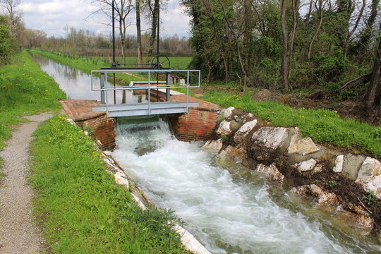 Chiusa lungo il canale - irrigazione