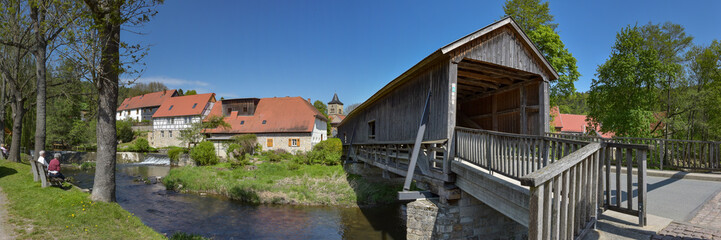 Fototapeta na wymiar Panorama Ort Buchfart mit Holzbrücke und Mühle