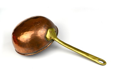 Kupfertiegel Stiehltopf Antik vor weißem Hintergrund