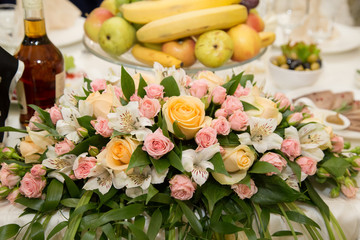 Obraz na płótnie Canvas Bouquets on the wedding table