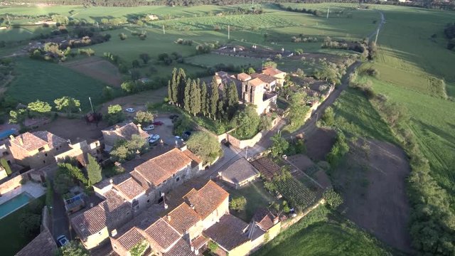 Drone en Cruilles y Monells monasterio Sant Miquel en el Ampurdan en Gerona, Costa Brava (Cataluña,España). Video aereo con Dron.