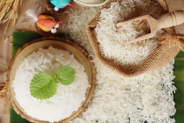 Fototapeta na wymiar cooked jasmine rice and raw organic rice