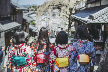 浴衣をきた女性の後ろ姿