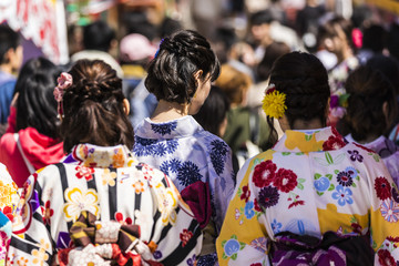 京都の観光を楽しむ人々
