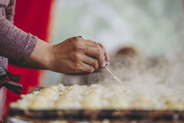 たこやきを作っている風景