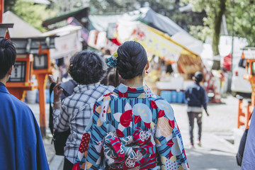 京都の観光を楽しむ人々