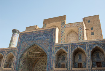 Fototapeta na wymiar The arch and the exterior design of the ancient Registan in Samarkand. Ancient architecture of Central Asia