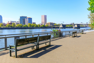 Obraz premium Waterfront Park with Hawthorne Bridge on the Willamette River in downtown Portland, Oregon