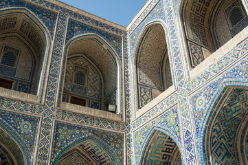 Obraz premium The arch and the exterior design of the ancient Registan in Samarkand. Ancient architecture of Central Asia