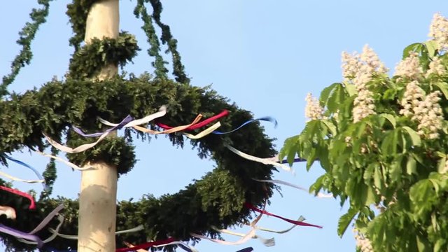 maypole_wide_redyellowblue_southgermany