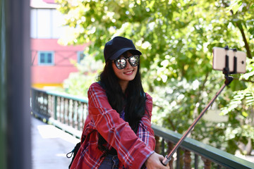 Obraz premium Beautiful girls are traveling abroad with fun.