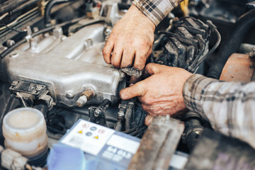 Obraz na płótnie Canvas dirty hands of auto mechanic reparing car