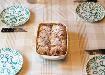 Studel in der Pfanne am Tisch, von oben, 4 Teller
