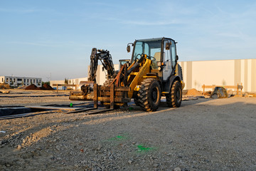 kleine baufahrzeuge auf  der Baustelle