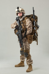 Obraz premium Soldier in camouflage holding rifle