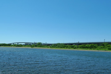 相模川より圏央道厚木インターを望む