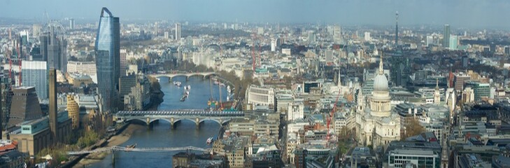Fototapeta na wymiar River Thames in London panorama