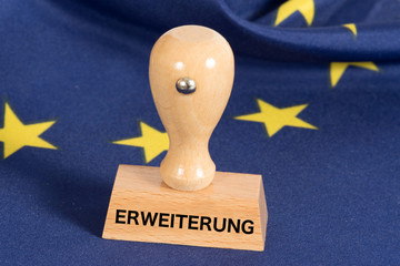 Flagge der Europäischen Union EU und ein Stempel mit dem Aufdruck Erweiterung