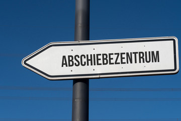 Ein Richtungspfeil zeigt den Weg zu einem Abschiebezentrum
