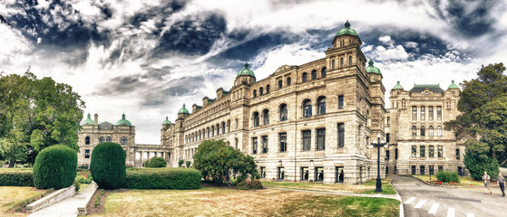 Naklejka premium VICTORIA, CANADA - AUGUST 14, 2017: Parliament building on a beautiful summer day. Victoria is the major city of Vancouver Island