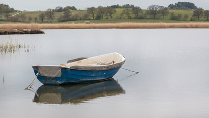 Ruderboot, Fischerboot auf einem ruhigen See