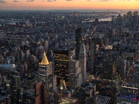 Vista aerea de Nueva York, al anochecer, con las luces de la ciudad