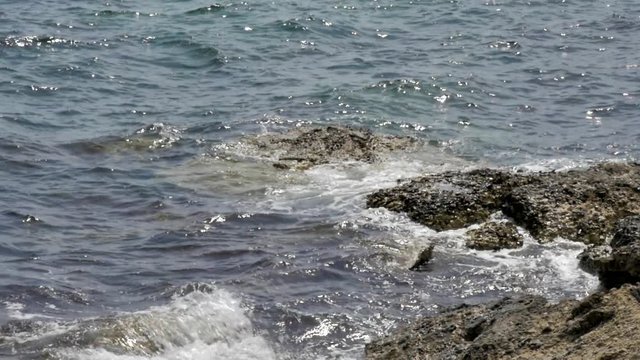 Waves hitting rocks by the ocean.
Original Author: Danny Feng
www.hellodannyfeng.com