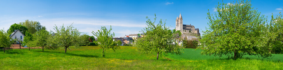 Fototapeta na wymiar Panorama mit der Lubentiuskirche in Dietkirchen 