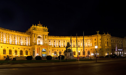 Fototapeta na wymiar Wiener Hofburg bei Nacht
