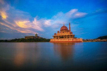 Obraz premium Sunset at Putra Mosque and Putrajaya Lake in Malaysia
