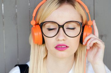 girl listening to music, girl enjoying music