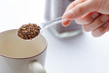 インスタントコーヒーを作るシーン
