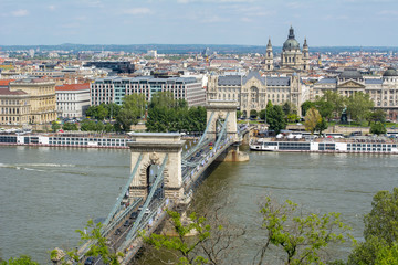 Naklejka premium Chain Bridge over Danube river and St. Stephen's Basilica, Budapest, Hungary