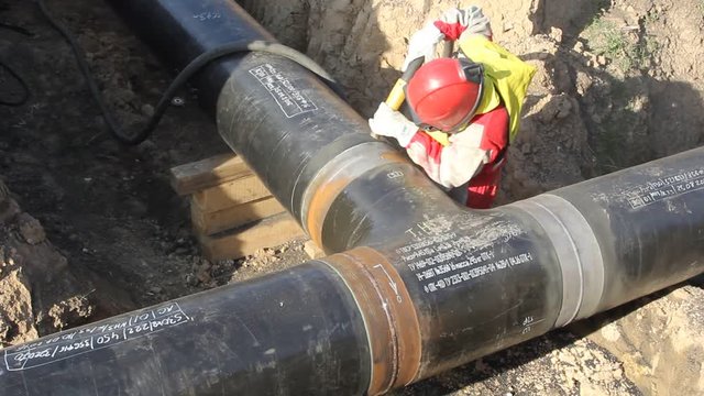 Sandblasting of metal by compressed air