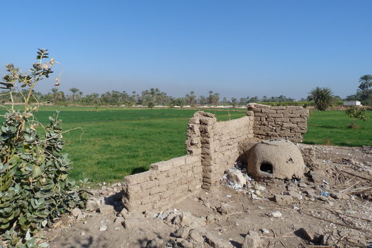 Alter Lehmbackofen in Hausruine in der Niloase in Ober&auml;gypten.