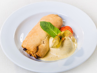 Apfelstrudel Vanillesauce