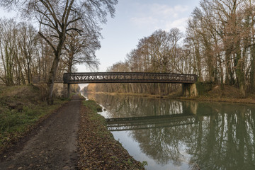 Un chemin pour une randonn&eacute;e le long du canal