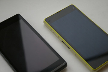 yellow and black smartphones 