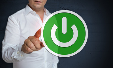 Power ButtonTouchscreen wird von Mann bedient Konzept
