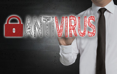 Antivirus wird von Geschäftsmann auf Bildschirm geschrieben
