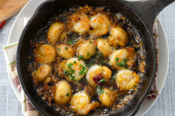 エビとマッシュルームのアヒージョ