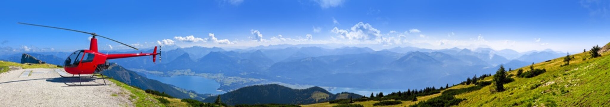 Panoramablick vom Schafberg auf den Wolfgangsee,in &Ouml;sterreich, mit Helikopter