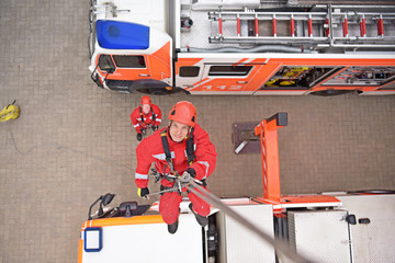 Höhenrettung bei der Feuerwehr - Feuerwehrmann seilt sich ab - Bergung durch Rettungsdienst //...