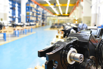 Closeup einer Industriehalle im Maschinenbau - im Vordergrund Getriebebox in der Fertigungslinie //...