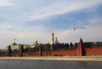 Obraz premium Ivan the Great bell tower and Uspenskiy sobor (The Cathedral of the Dormition) in the Moscow Kremlin, south facade