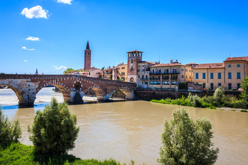 Die Brücke Ponte Pietra in Verona, Steinbrücke über den Fluss Etsch, Verona, Italien