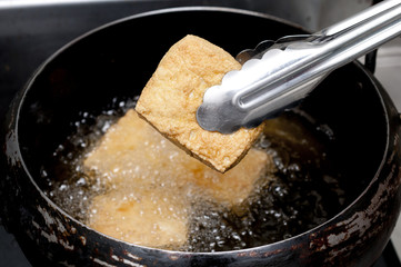 厚揚げを揚げる