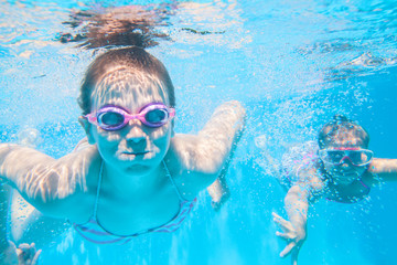 Naklejka premium little kids swimming in pool