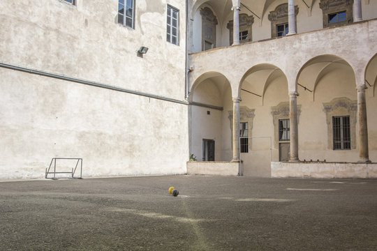 Dentro il chiostro