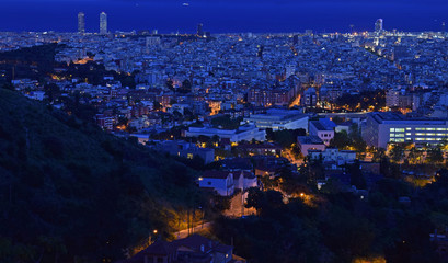 Fototapeta premium Paisaje nocturno de la ciudad de Barcelona